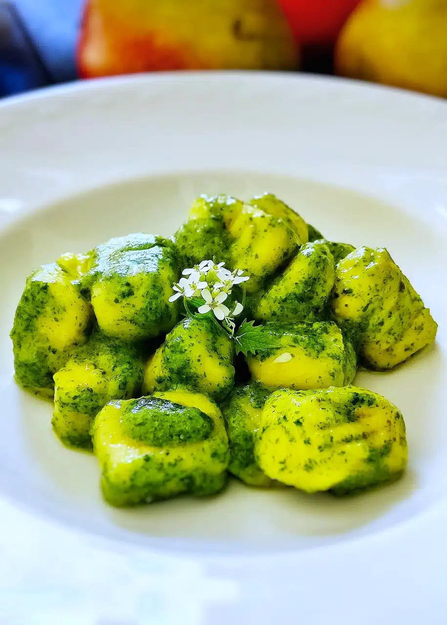 Pesto mit Knoblauchsrauke auf Gnocchi